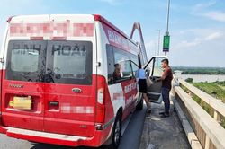 Người thân đón 2 mẹ con khóc trên cầu Nhật Tân về nhà