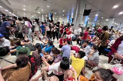 Hành khách ngồi vạ vật ở sảnh Tân Sơn Nhất vì nhiều chuyến bay delay