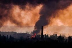 Xung đột Nga-Ukraine: Kiev để mất quận quan trọng, 2.000 binh sĩ bị bao vây ở LPR; Nga nói gì về việc trao quy chế ứng cử viên gia nhập EU