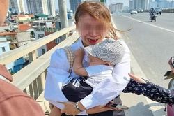 Hai mẹ con ôm nhau khóc trên cầu Nhật Tân đã đoàn tụ với gia đình