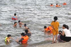 Nắng nóng như nung, người dân TP Vinh đổ xô ra sông Lam giải nhiệt