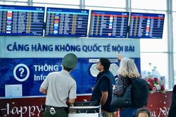 Giá xăng đắt nhất 8 năm qua, vé máy bay tăng mạnh, hàng không chật vật