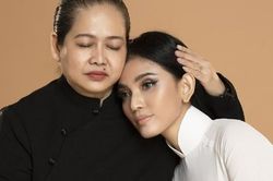 Mẹ Á hậu Trương Thị May: Người quản lý gắt gao, không rời nửa bước khi con xuất hiện trước công chúng