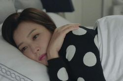 Chăm em gái ở cữ, nửa đêm tôi bưng ly sữa vào phòng thì đứng sững tại chỗ khi nghe tiếng quát của em rể