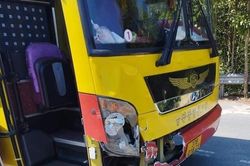 Ô tô khách nghiền nát xe máy, 2 người thương vong