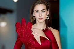 Hoa hậu Hoàn vũ 2005 rực rỡ với đầm dạ hội của NTK Việt Nam