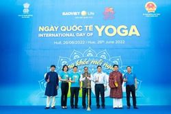 Chính trị - Xã hội An sinh xã hội Đồng diễn Yoga và trao học bổng 'Quỹ xe đạp chở ước mơ'