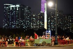 Hàng quán lộn xộn dưới chân cầu Thủ Thiêm 2