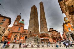 Sự thật gây kinh ngạc về 'Tháp đôi' đặc biệt nhất Italy