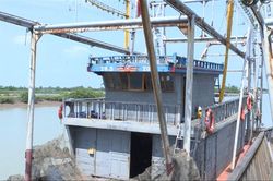Giá xăng tăng cao, hơn một nửa số tàu cá 'tê liệt'