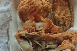 Dòi bò trong hộp xôi gà của sinh viên