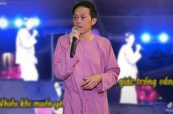 Xuất hiện clip Hoài Linh hát sai lời bản hit 'Ai chung tình được mãi' trên sân khấu hội chợ