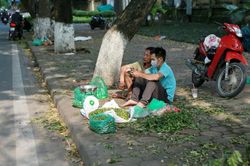Những mảnh đời mưu sinh giữa Thủ đô để kiếm miếng ăn: 'Giống như đánh cược tính mạng của mình'