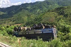 Quảng Trị: Xe tải tông đổ taluy rồi lao xuống vực