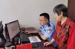 Vô tình lạc đường, cụ bà tìm thấy con gái thất lạc 24 năm trên phố