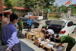 Thừa Thiên Huế bắt giữ xe ô tô chở 6.500 gói thuốc lá nhập lậu