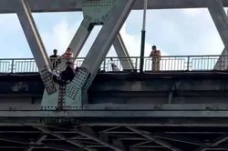 Cảnh sát đường thủy chạy bộ lên cầu cứu phụ nữ mang bầu tự tử