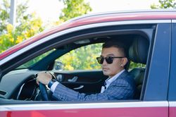 Một ngày hiện đại của CEO trẻ với Mercedes GLC 300 và trí tuệ nhân tạo