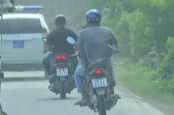 'Chim mồi' cảnh giới cho xe quá tải né CSGT ở Bình Dương