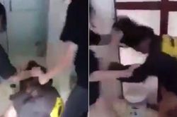 Nữ sinh bị bạn lột đồ, đánh trong nhà vệ sinh