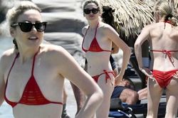 Sao truyền hình Mỹ khoe body trắng sứ với bikini đỏ rực ở biển