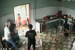 Con vay 'tín dụng đen', mẹ già 78 tuổi bị đập phá tài sản