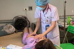 Cẩn trọng khi con đau bụng, nôn trớ tái diễn liên tục, nổi ban xuất huyết trên da