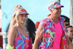 Cặp đôi Margot Robbie và Ryan Gosling 'hường phấn' chói cả mắt trên phim trường 'Barbie'