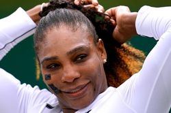 Lý do Serena Williams có những miếng dán trên mặt
