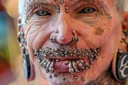 Người đàn ông lập kỷ lục có nhiều hình xăm và vành khuyên nhất thế giới