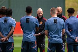 Man Utd: Buổi tập đầu tiên của HLV Erik ten Hag và chốt giá ký De Jong