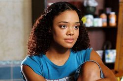 Tessa Thompson - mạnh mẽ và… thị phi