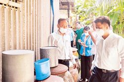 Tổng vệ sinh để ngăn dịch bệnh sốt xuất huyết bùng phát