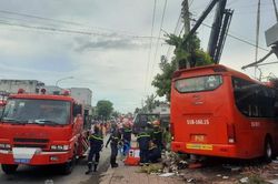Xe khách lao vào quán cà phê làm 1 người chết, 4 người bị thương