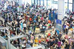Cao điểm mùa du lịch, 'biển người' chen chân làm thủ tục tại sân bay Nội Bài