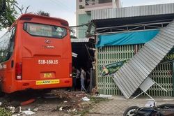 Xe khách lao vào quán cà phê, 5 người thương vong
