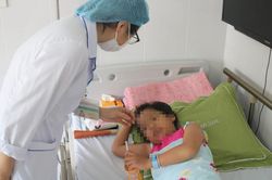 Nhận biết dấu hiệu trẻ mắc sốt xuất huyết nặng
