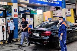 Giá xăng giảm nhẹ sau 7 lần tăng giá