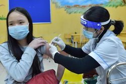 Tiêm vaccine mũi nhắc lại là cách phòng bệnh tốt nhất khi SARS-CoV-2 vẫn khó lường