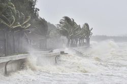 Bão số 1 bán kính gió mạnh rất rộng; khả năng đi vào Bắc Bộ đang tăng dần; tình hình mưa diễn biến phức tạp