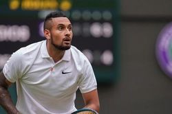 Tay vợt ngôi sao nhổ nước miếng vào mặt CĐV tại Wimbledon 2022