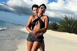 Hoa hậu Priyanka Chopra tung ảnh 'tình bể bình' bên chồng kém 10 tuổi
