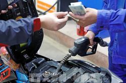 Giá xăng, dầu giảm hơn 400 đồng/lít