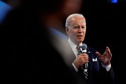 Thế khó của ông Biden khi giá xăng không ngừng tăng