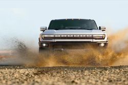 Khách đặt hàng bán tải điện Hummer sẽ phải đợi 17 năm để nhận xe