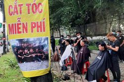 Tiệm cắt tóc 0 đồng trên hè phố
