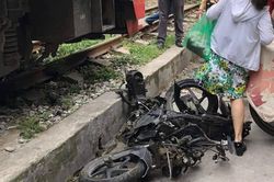 Hà Nội: Chạy xe máy từ ngõ ra đường Lê Duẩn, bị tàu hỏa tông chết thương tâm
