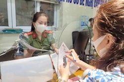 Công an khuyến cáo cách tránh xếp hàng chen chúc làm hộ chiếu mới