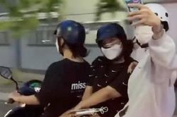 Nhóm thiếu nữ 'kẹp ba' trên xe máy, đùa giỡn quay TikTok giữa phố
