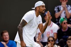 Wimbledon 2022: Kyrgios đòi trọng tài đuổi Tsitsipas